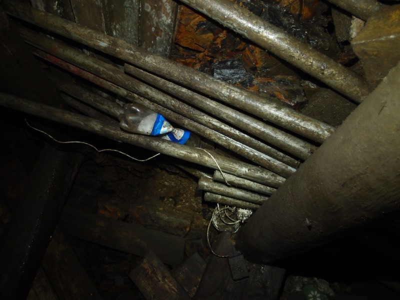 P2128179.JPG - Scaffold tube spilling and roof supports.