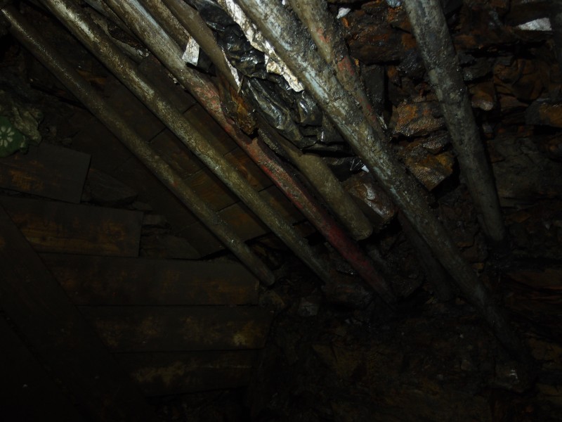 P2128188.JPG - Scaffold tube spilling and roof supports.