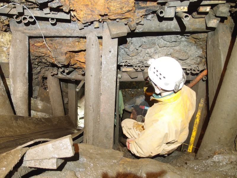 P2128191.JPG - Support structure though the bad ground.