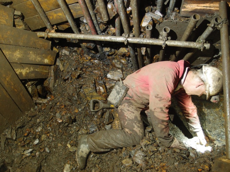 P2128201.JPG - Pete digging in his rat hole, I can see the world down there!