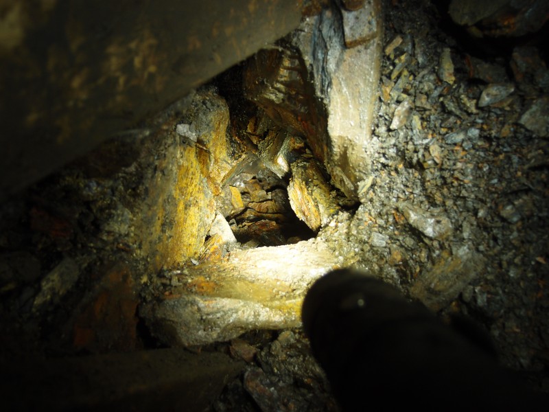P2128218.JPG - Looking down the rat hole on the left hand side of the shaft.