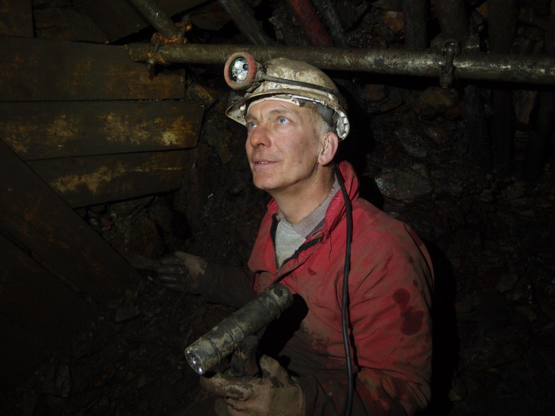 P2128221.JPG - It's howling a gale out of these holes, I can see stopes and tunnels! (honest guvner).