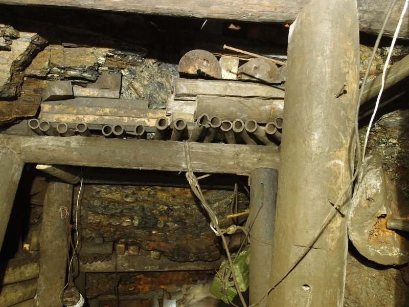 PA166829.JPG - The major timbering on the hanging wall.