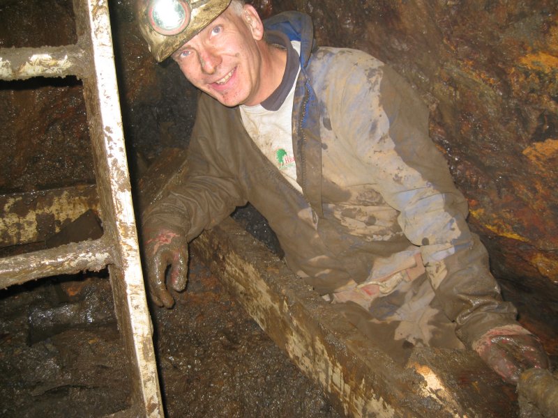 IMG_1799.jpg - Dog Pete happy as a pig in mud, hoping in secret that the floor does not give way...
