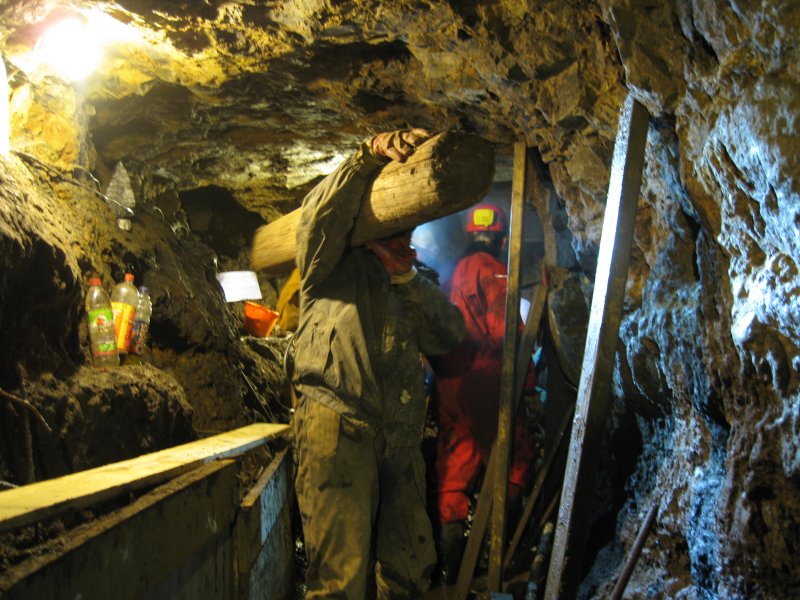 Img_3480.jpg - Student Pete bringing a support to the shaft.