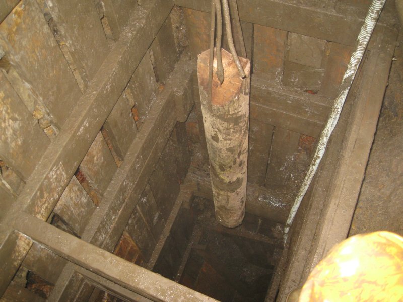 Img_3500.jpg - Lowering a support.