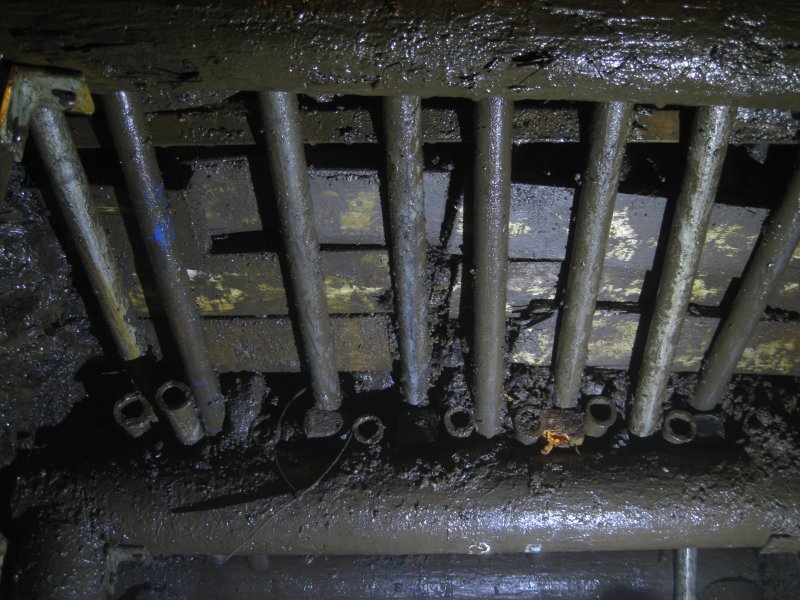 Img_3511.jpg - Spilling and timber boards.