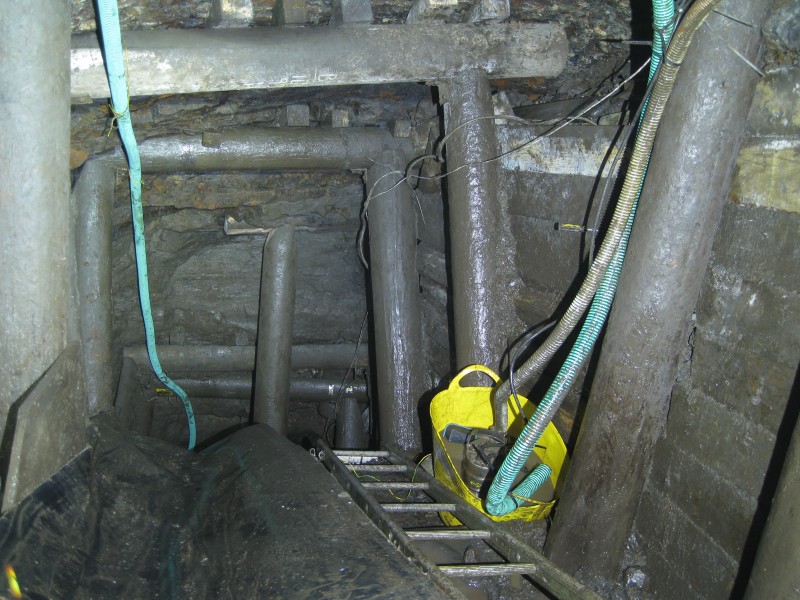 IMG_0068.JPG - Looking down to the start of the Patterson Sill. Sandstone starts right at the middle pillar.