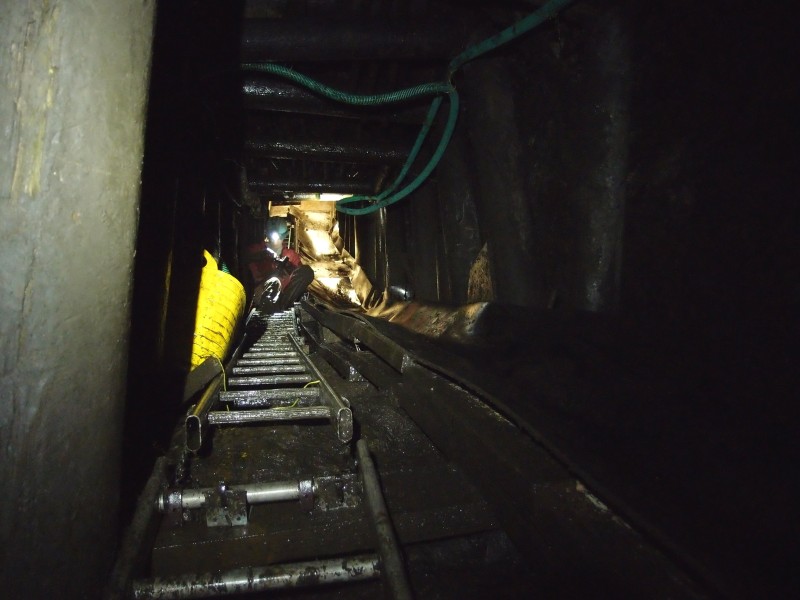P7236081.jpg - Looking up the shaft from the Patterson Sill.
