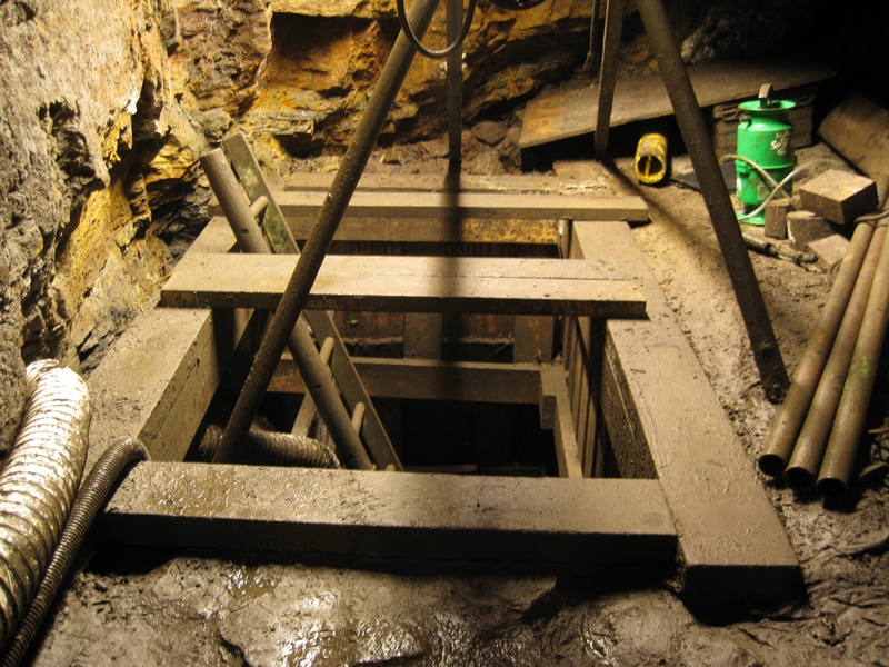 IMG_5891.JPG - Well illuminated shaft collar.