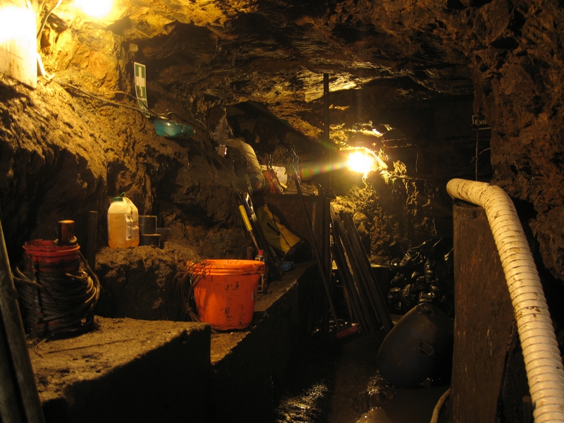 IMG_5896.JPG - Shuttering, that doubles as storage space.