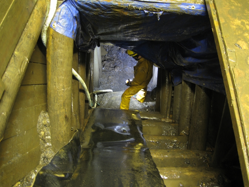 IMG_5905.JPG - Looking down to the bottom face of the shaft.