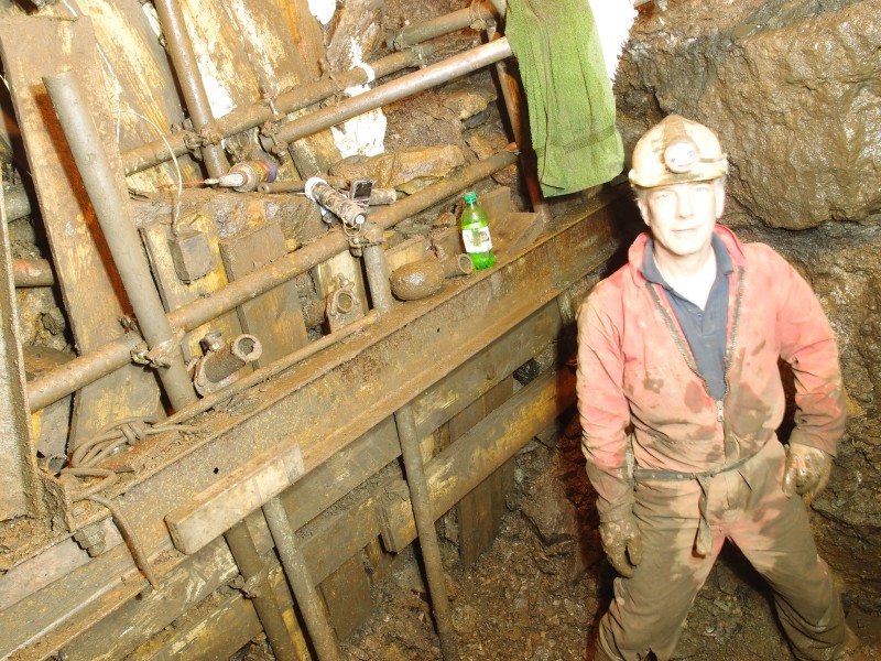 P5279104.JPG - More steel work across the foot and hanging walls.