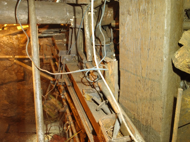 P5279114.JPG - Steel and timber supports.