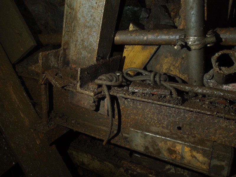 P5279128.JPG - Steel supports.