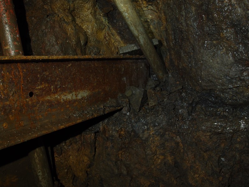 P5279132.JPG - Steel supports.