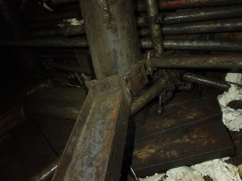 P5279133.JPG - Steel supports for the roof timbers.