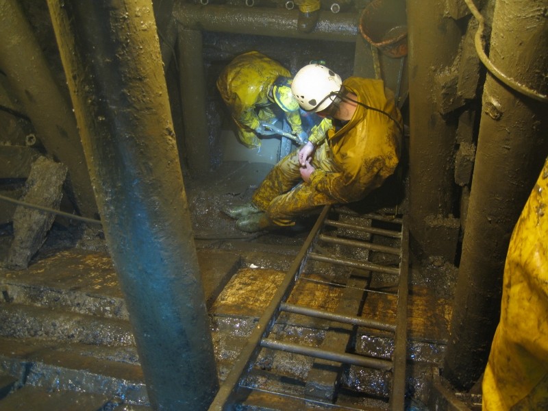 IMG_3161.jpg - Digging in the bottom. The two compartments can be clearly seen.