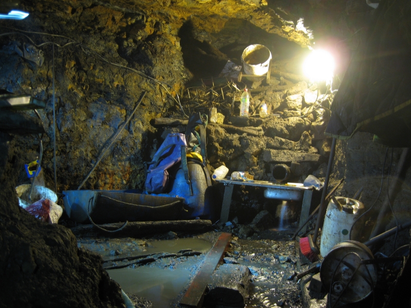 IMG_3165.jpg - A homely glow to the work area!