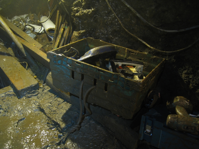 IMG_3177.jpg - Tool crate and when needed, it's the cement crate.