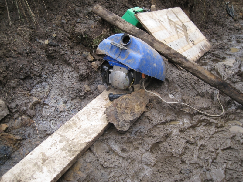 IMG_3189.jpg - The little generator with rain cover.