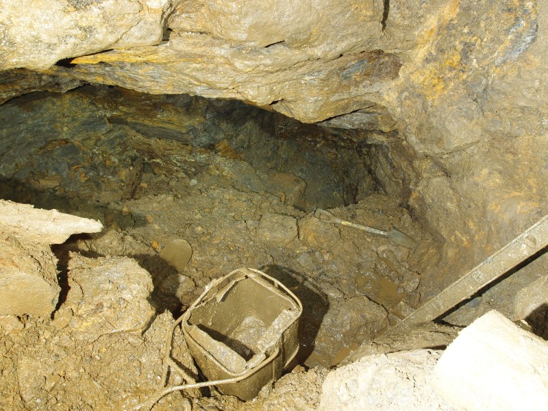P7299929.JPG - Right hand side of the chamber at the shaft bottom.