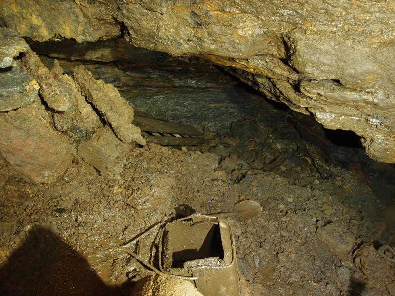 P7299936.JPG - Left hand side of the chamber at the shaft bottom.