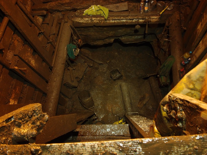 P7299939.JPG - Looking down to where the current action is. The two timbers on the right hand side are original shaft timbers.