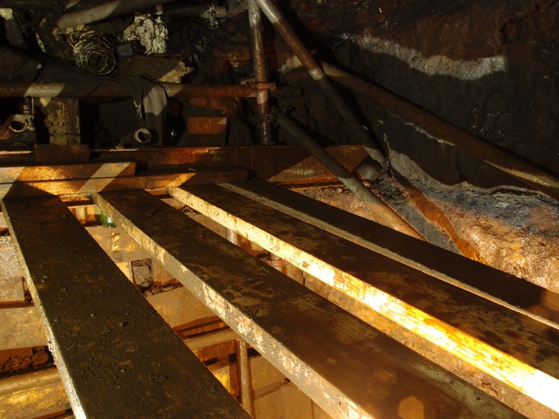 P7299943.JPG - Working and protection platform above the vertical section of the shaft.