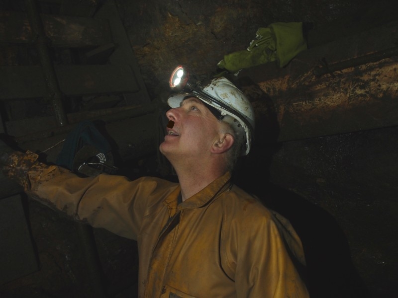 P7299961.JPG - Why iz that kibble not goings up, schnell ! schnell ! I zay.