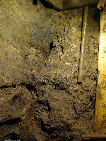 P7299967.JPG - Vein material on the right hand wall, consisting of galena and spar.