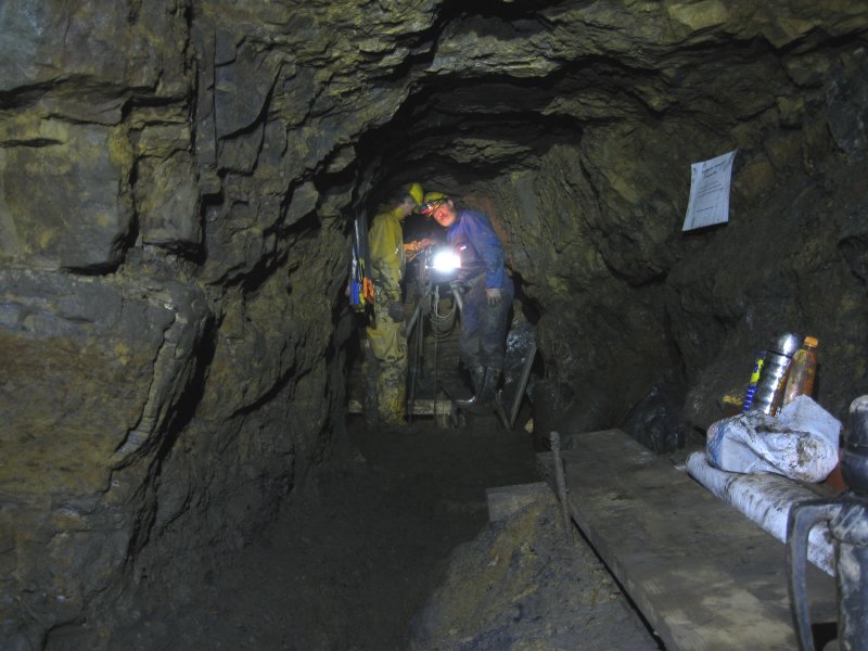 IMG_2324.jpg - Ian and Ross at the shaft collar, waiting for the never ending full kibbles.