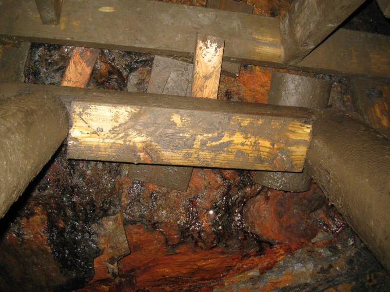 IMG_2343.jpg - At the shaft bottom - transformer pole supports.