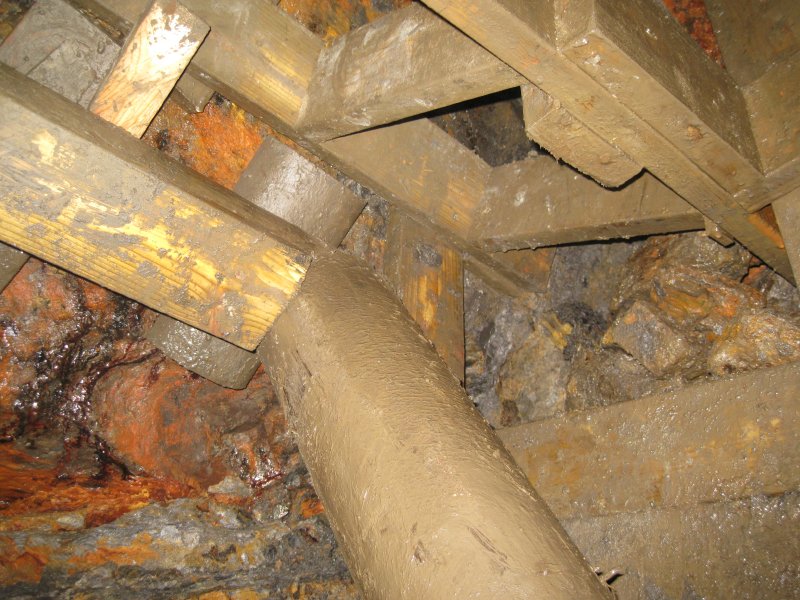 IMG_2344.jpg - At the shaft bottom - transformer pole supports.