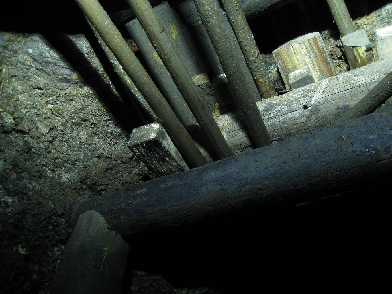 IMG_0034.JPG - Timbers in the chamber, making sure nothing can come down.