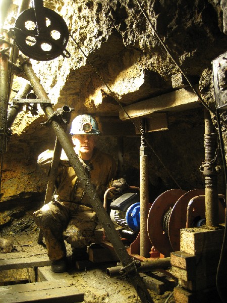 IMG_0041.JPG - A proud Pete by the new winch.