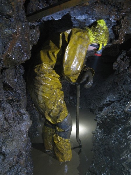 IMG_2749.jpg - Pete digging in the shaft chamber.