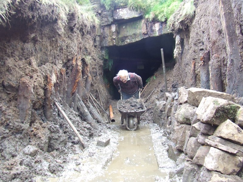 25_barrowing.jpg - Barrowing muck.