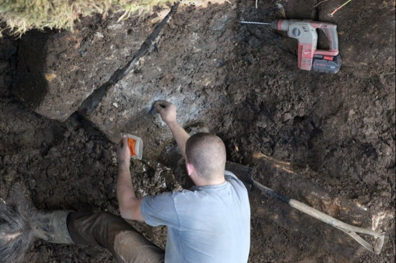 31_hiltirocking.jpg - More 'Hilti Capping'.