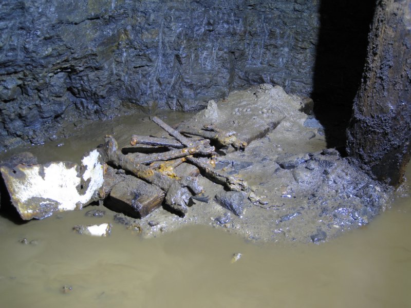 IMG_1527.jpg - Spanners by the winch drum.