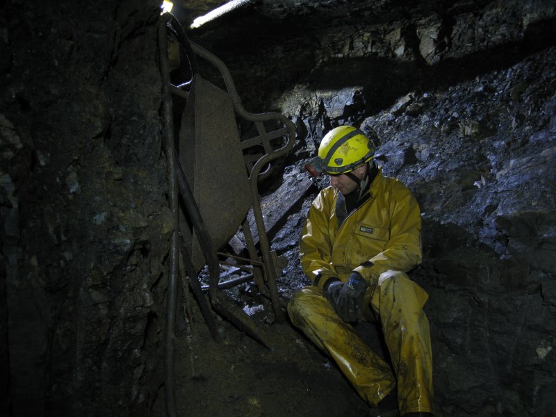 IMG_1541.jpg - Wheel barrow, minus wheel.