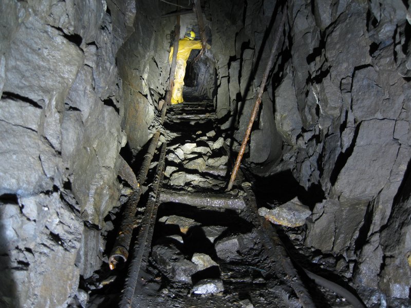 IMG_1550.jpg - Making our way back up, note the piece of air hose by the right rail.