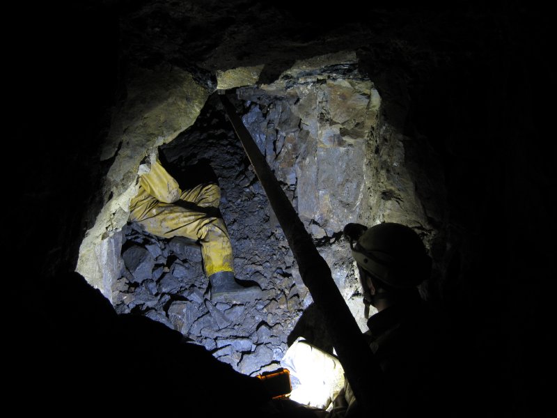 IMG_1555.jpg - The fall at the end of the level, the airpipe disappearing into it.