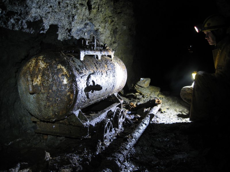 IMG_1566.jpg - The portable air tank at the top of the decline.