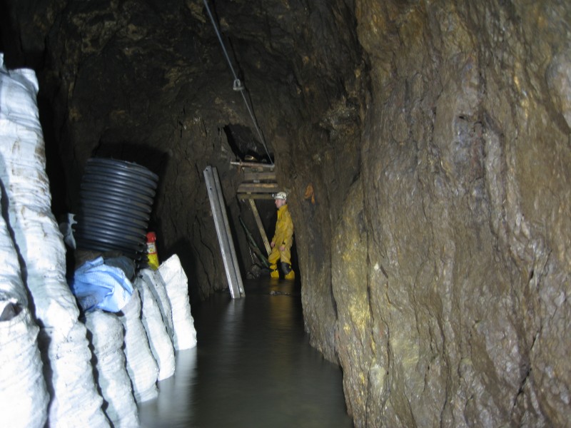 IMG_4465.JPG - Part of the rope way installed to help with handling full buckets.