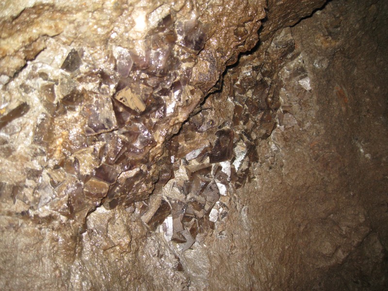 IMG_4469.JPG - Fluorite crystals on one of the walls.