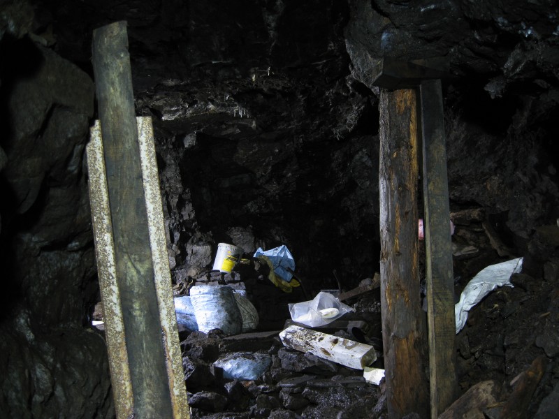 IMG_4481.JPG - Junction with the drive in and the vein, also first base camp.