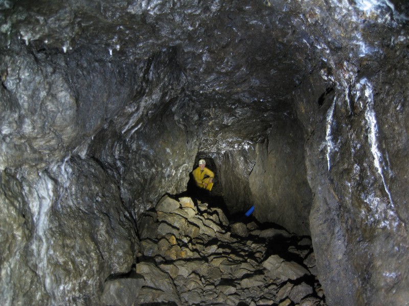 IMG_4482.JPG - Looking east along the vein from the junction.