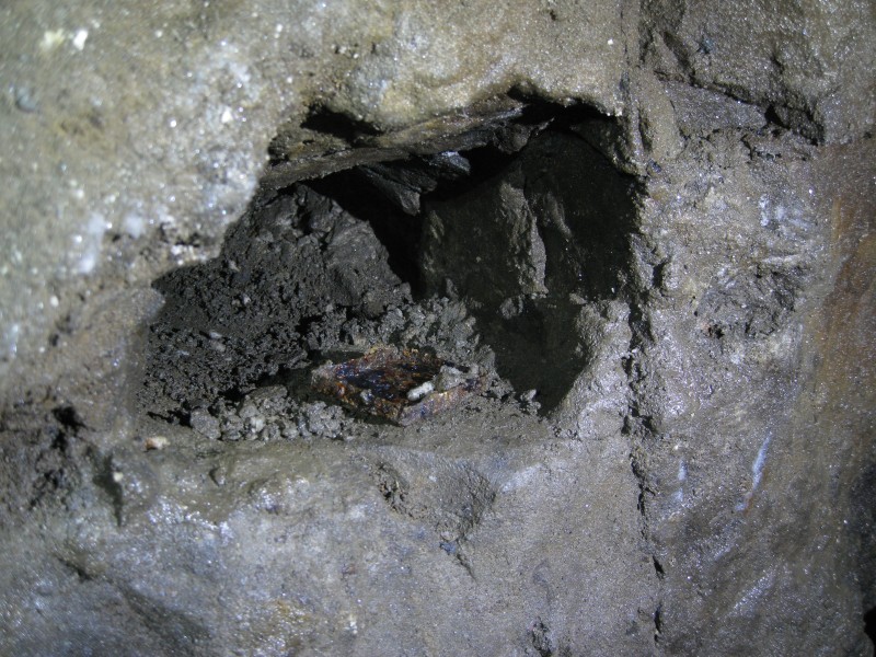 IMG_4485.JPG - In the little flat south of the junction a detonator tin lid can be seen in a small pocket.