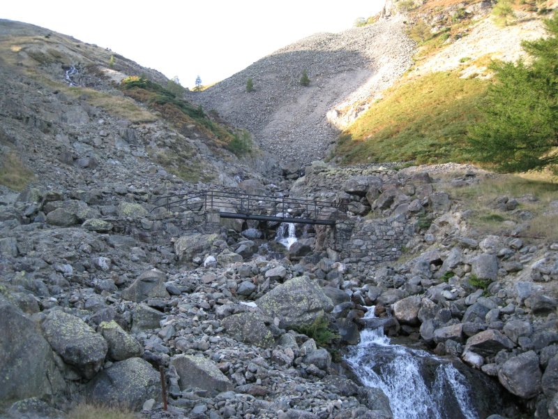swartbeckbridge.jpg - The Low Horse Level spoil heap can be seen on the top right.